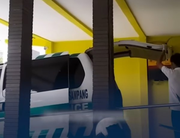 SISWA  SMA DI SAMPANG, MELAHIRKAN DIDALAM KELAS